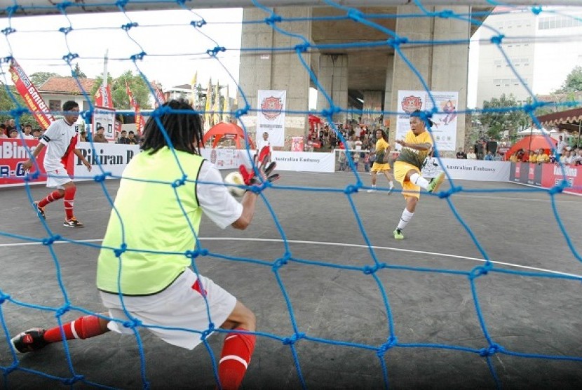Dua peserta dar Jogja dan Banten tampil pada Turnamen Nasional 'Street Soccer' digelar Rumah Cemara di Lapangan Bawet, bawah Flyover Pasupati, Jl Balubur, Kota Bandung, Ahad (26/2). 