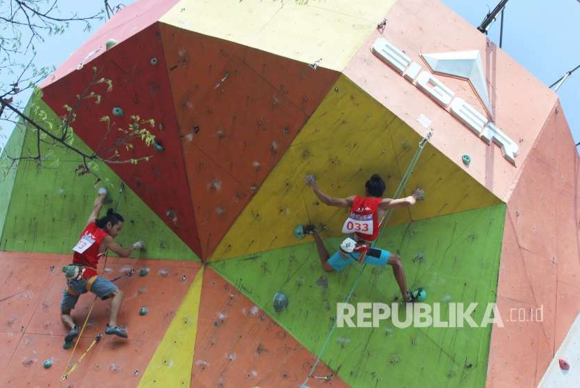 Dua peserta panjat tebing berlaga pada event Eiger Independence Sport Climbing Competition (EISCC), di Eiger Adventure Flagship Store, Kota Bandung, Kamis (9/8).