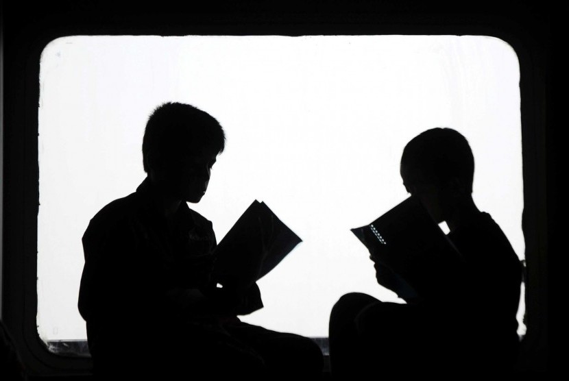 Dua anak membaca kitab suci.   (ilustrasi)