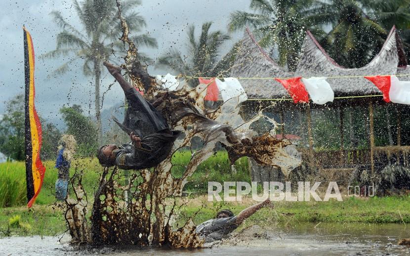 Dua pesilat menampilkan atraksi Silek Lanyah di Desa Kubu Gadang, Padangpanjang (ilustrasi)