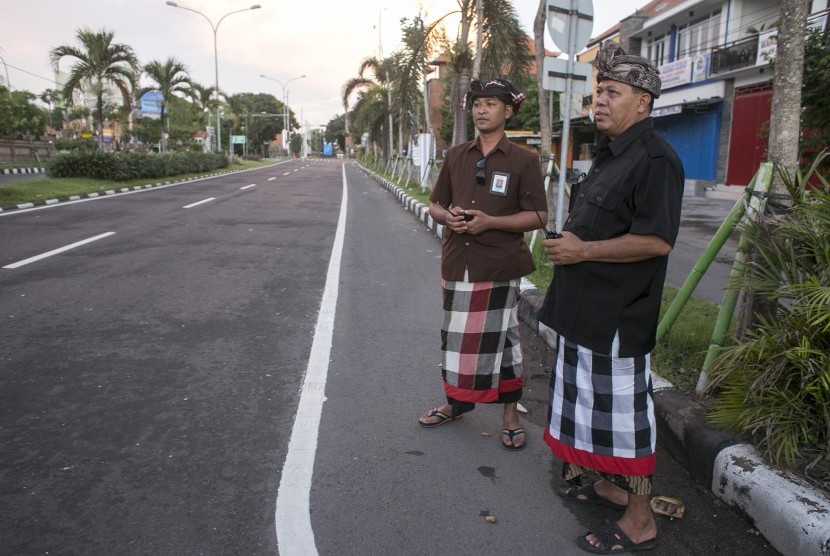 Dua petugas keamanan adat Bali atau Pecalang memantau pelaksanaan Hari Raya Nyepi di Desa Adat Tuban, Badung, Bali.