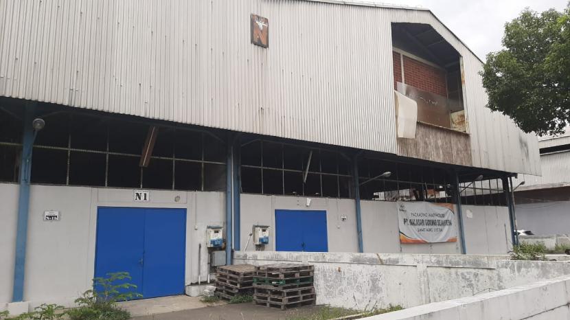 Dua petugas keamanan sedang menjaga sebuah gudang di Jalan Pulo Buaran II Blok N1-N3, Kawasan Industri Pulogadung, Jakarta Timur, Senin (21/12). Di gudang tersebut, ditemukan 50 ribu paket sembako bantuan sosial (bansos) yang dikemas dengan tas bansos Kementerian Sosial (Kemensos). 