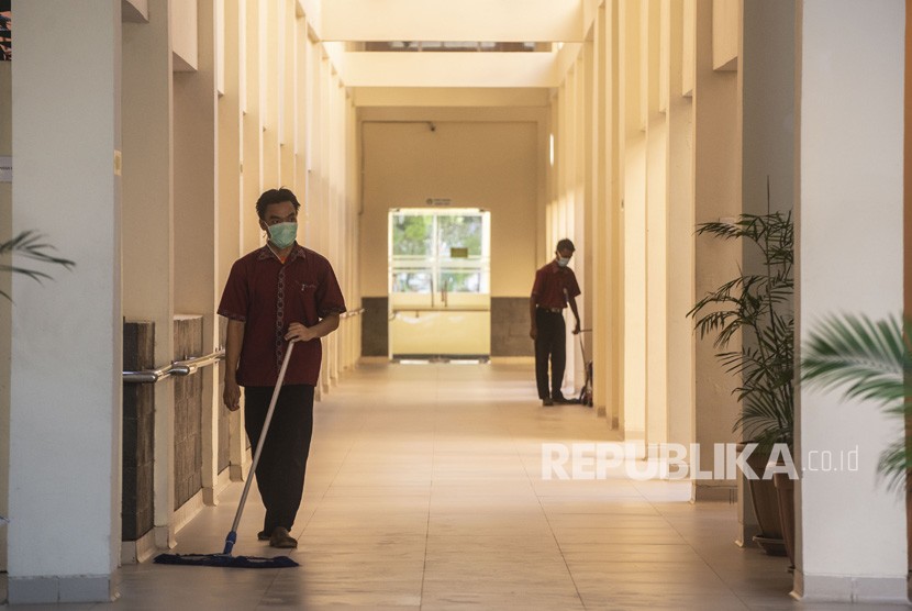 Dua petugas kebersihan menggunakan masker di RSPI Sulianti Saroso, Jakarta, Selasa (10/3/2020). (Antara/Aprillio Akbar)