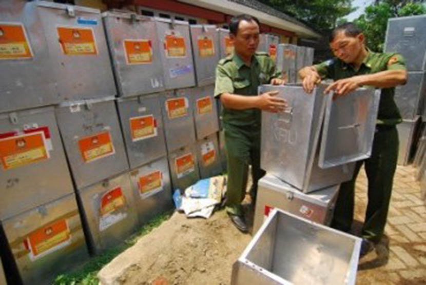 Dua petugas KPUD Tangsel memperbaiki sejumlah kotak suara yang rusak di Kantor KPUD Tangsel, Ciputat, Tangerang Selatan.