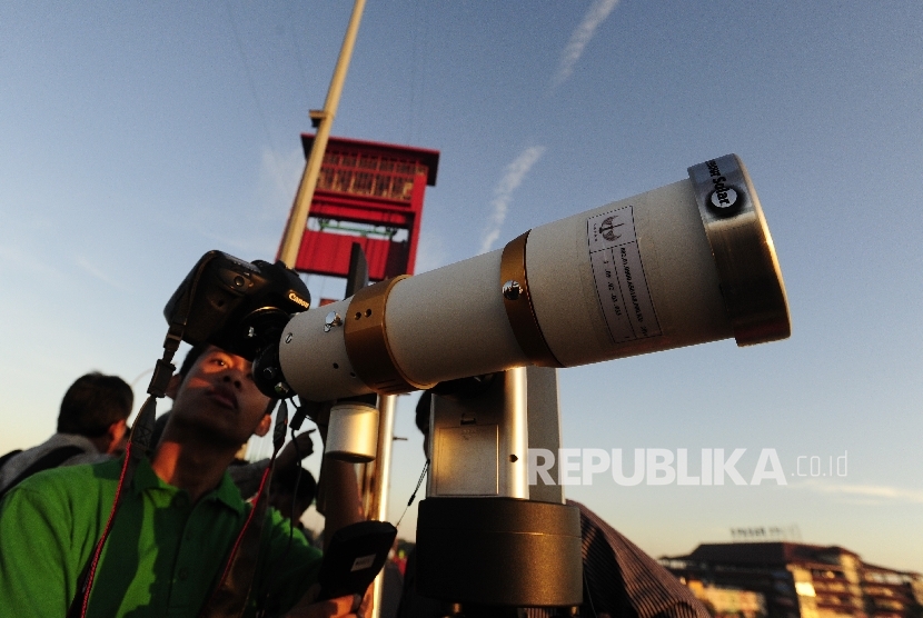 Dua petugas Lapan menyiapkan teleskop untuk pengamatan gerhana matahari total (GMT) di Jembatan Ampera, Palembang, Selasa (8/9). Petugas Lapan serta BMKG melakukan simulasi untuk pengamatan GMT yang akan berlangsung Rabu (9/3). 