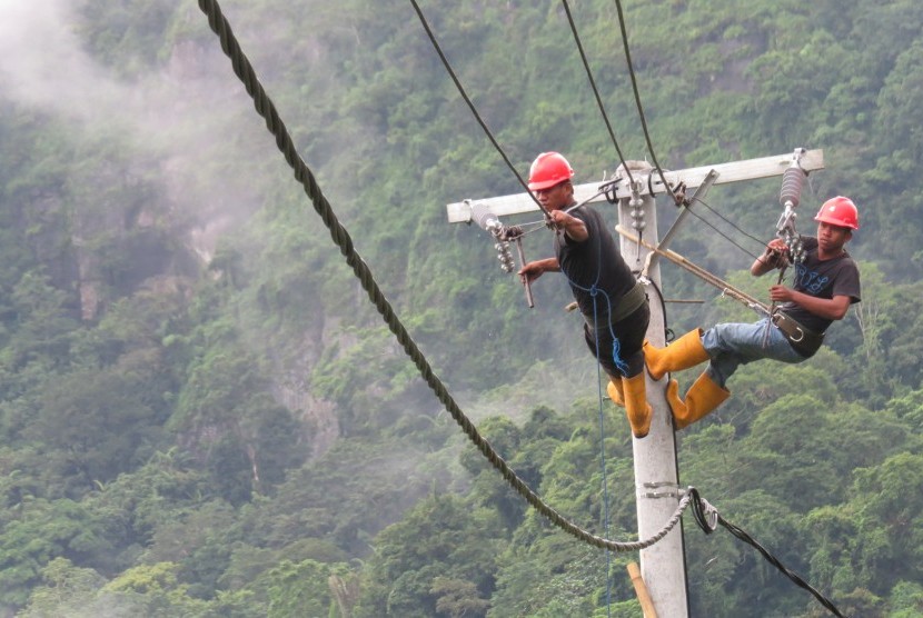 Dua petugas listrik desa (lisdes) sedang menarik jaringan kabel di Desa Kamiri, Kecamatan Balusu, Kabupaten Barru, Sulawesi Selatan, Senin (15/1). PLN Wilayah Sulawesi Selatan, Tenggara, dan Barat (Sulselrabar) menginvestasikan anggaran Rp 2,4 triliun untuk menerangi 500 desa di wilayah tersebut melalui program listrik desa (lisdes) 2018.