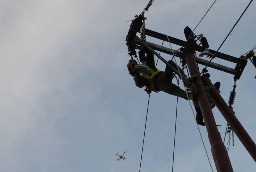Dua petugas PLN sedang menyambung kabel listrik di sebuah desa di Nusa Tenggara Timur beberapa waktu lalu. Rasio Desa Berlistrik di Manggarai Timur NTT capai 92,05 persen. PLN Wilayah NTT bertekad menerangi seluruh desa yang belum berlistrik pada tahun ini.
