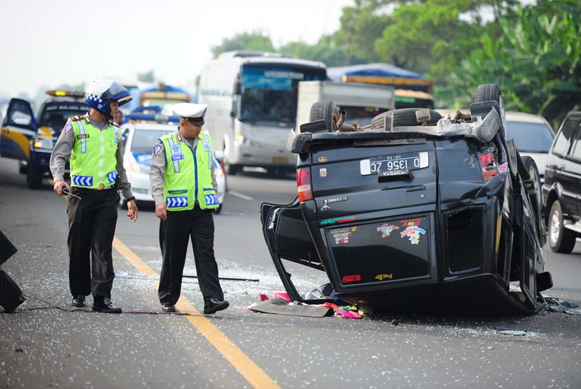 Petugas polisi memeriksa mobil pasca kecelakaan lalulintas di Tol (ilustrasi). Polisi sebut ada tiga korban tewas dalam kecelakaan di KM 136 Tol Cipali.