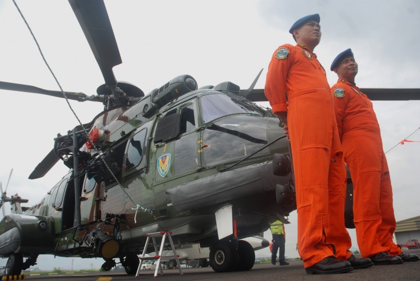 Dua pilot berdiri di depan helikopter jenis Full Combat SAR Mission EC725 (Ilustrasi)
