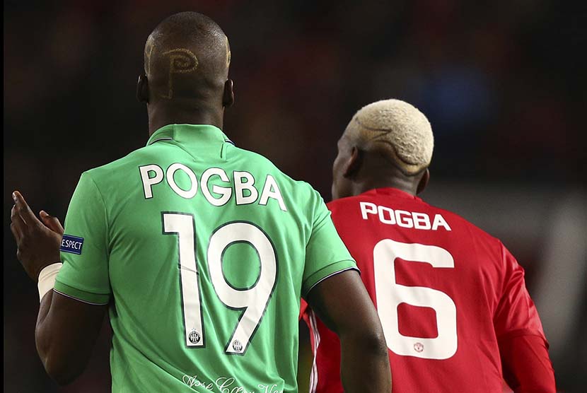 DUA POGBA: Gelandang Manchester United Paul Pogba (kiri) dan kakaknya  Florentin Pogba (kanan) yang bermain di St Ettiene sebagai bek dalam pertandingan leg pertama babak 32 besar Liga Eropa di Stadion Old Trafford 