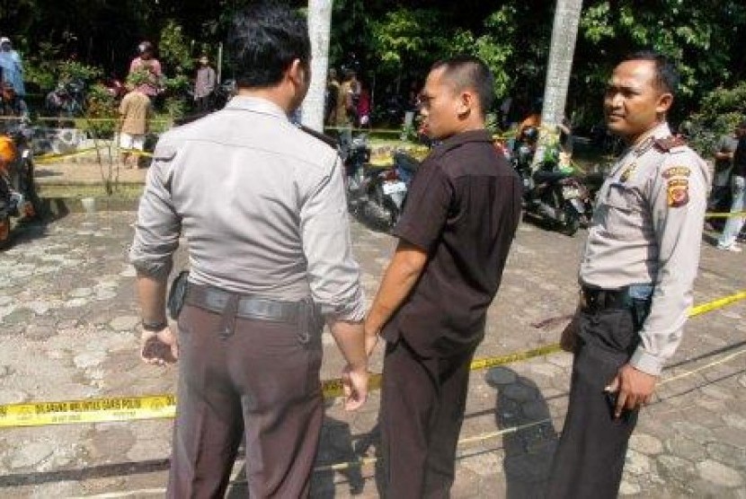  Dua Polisi berbincang dengan seorang satpam kampus IPB di lokasi penembakan dua satpam kampus di Depan Mesjid Al-Hurriyah Kampus IPB Dramaga, Bogor, Jumat (25/5).