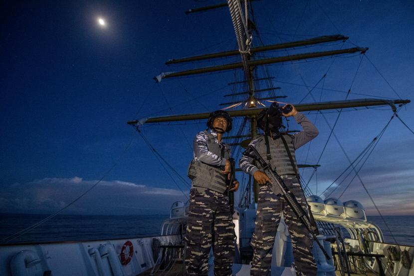 Dua prajurit KRI Bima Suci-945 berjaga di atas geladak KRI Bima Suci-945 saat melintasi perairan Tawi-tawi, Filipina, Senin (8/8/2022). Kegiatan yang dilaksanakan selama tiga hari tersebut bertujuan untuk mengantisipasi kerawanan pelanggaran keamanan laut yang sering terjadi di perairan Tawi-tawi, Filipina. 