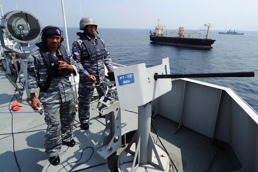 Dua prajurit TNI Angkatan Laut (AL) berjaga dengan menggunakan senapan di Kapal Perang Republik Indonesia (KRI) Makassar saat melintasi perairan Selat Madura, Jawa Timur, Selasa (3/6)