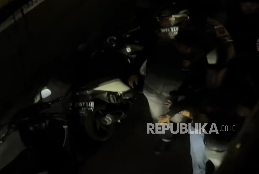 Dua Pria Diamankan Polisi Usai Nyaris jadi Amukan Massa karena Diduga Hendak Melakukan Pencurian di Kelurahan Cibeber, Kecamatan Cimahi Selatan, Kota Cimahi, Jawa Barat pada Senin (23/6) dini hari