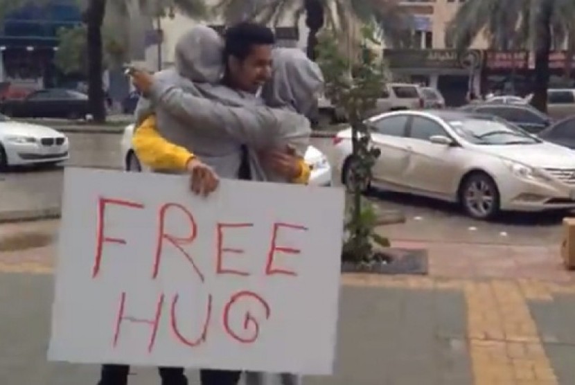 Dua pria ini memberikan pelukan gratis kepada masyarakat umum di Riyadh, Arab Saudi 