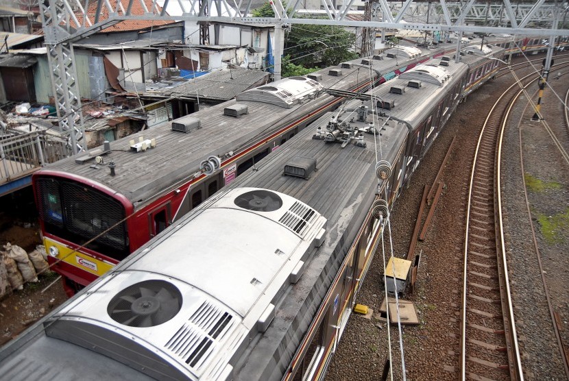 Dua rangkaian kereta rel listrik (KRL) Commuterline melintas di kawasan Stasiun Jatinegara, Jakarta, Selasa (9/4/2019)