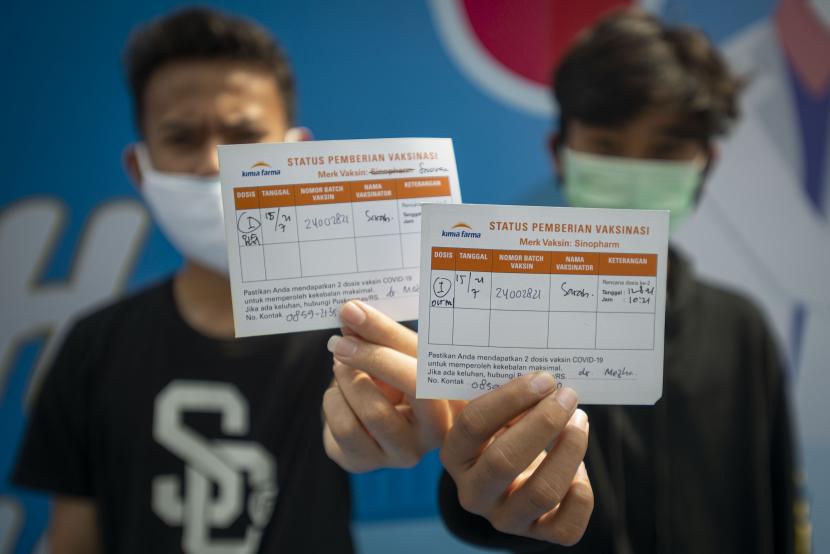 Dua remaja menunjukkan kartu bukti telah dilakukan vaksinasi COVID-19 dosis pertama di Jakarta, Kamis (15/7/2021). Pemerintah menargetkan dapat melaksanakan vaksinasi COVID-19 terhadap 26,7 juta anak-anak dan remaja, sementara hingga Selasa (13/7) vaksinasi untuk anak-anak dan remaja telah dilakukan kepada 145 ribu orang untuk dosis pertama dan 14 ribu orang untuk dosis kedua.