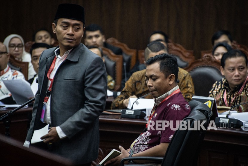 Dua saksi dari pihak terkait Anas Nashikin (kiri) dan Candra Irawan (kanan) mengikuti sidang Perselisihan Hasil Pemilihan Umum (PHPU) presiden dan wakil presiden di Gedung Mahkamah Konstitusi, Jakarta, Jumat (21/6/2019).
