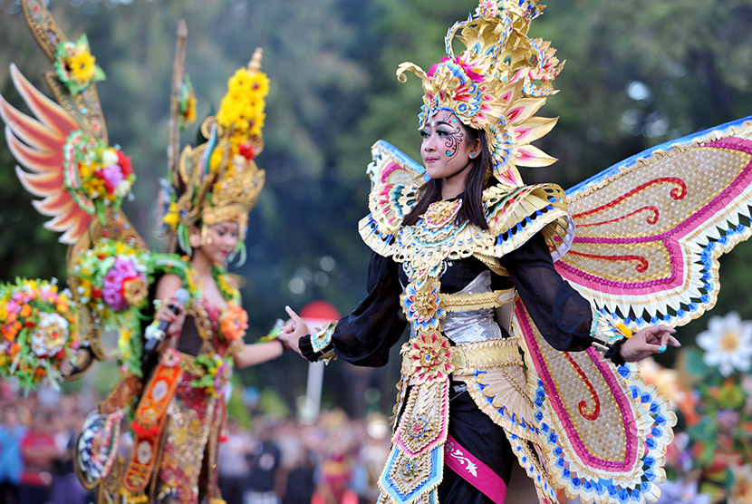 Dua seniman membawakan busana kupu-kupu dalam parade Festival Denpasar (ilustrasi)