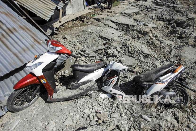 Dua sepeda motor tertimbun akibat gempa 7,4 pada skala richter (SR), di kawasan Kampung Petobo, Palu, Sulawesi Tengah, Selasa (2/10). 