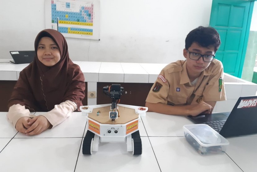 Dua siswa MAN 1 Solo, Amadeo Ahnaf dan Salma Sonia Jnenia Sagiri menciptakan robot yang bisa mencari korban selamat saat bencana. Robot yang diberi nama Survivor tersebut meraih juara ketiga pada kompetisi robotik tingkat nasional yang digelar Kementerian Agama pada awal November 2018. 