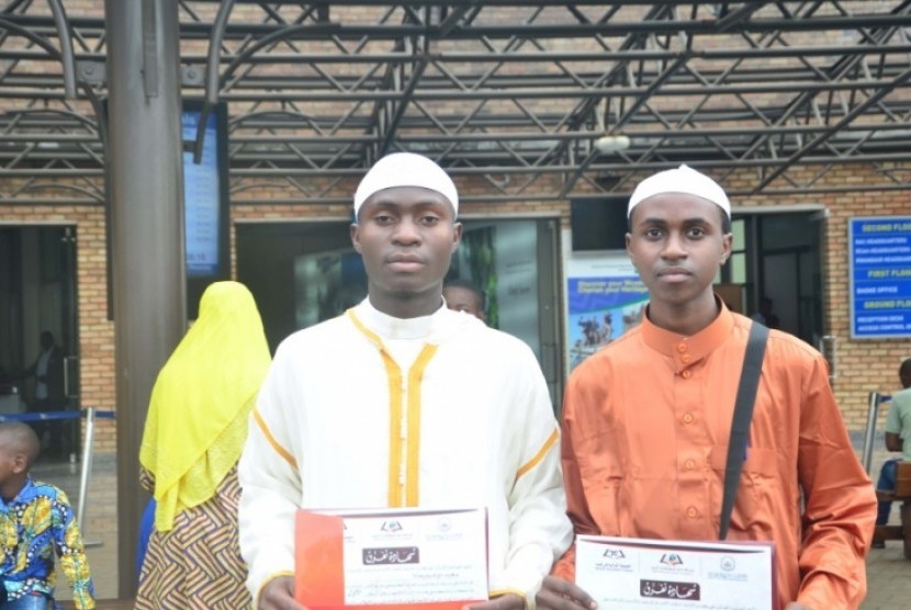 Siswa Rwanda Menang Lomba Membaca Alquran Regional. Dua siswa Rwanda Saidi Dushimimana and Mohammed Zigabe, keduanya 18 tahun, memenangkan lomba membaca Alquran yang digelar di kawasan Afrika, 17 Februari 2020.