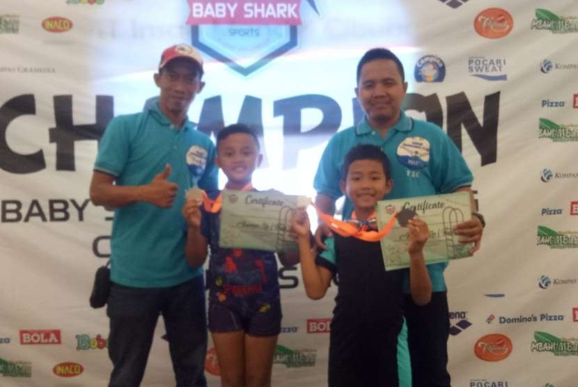Dua siswa SD Prestasi Global, Hafiz dan Raflin, menjadi juara lomba renang tingkat Jadebotabek.