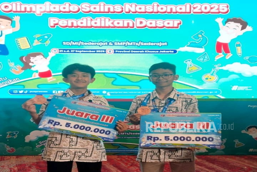 Dua siswa SMP Cahaya Rancamaya Kota Bogor, Faiq Nururrahman Hutrindo dan Celso Al Khairy Firman, berhasil meraih Medali Perunggu pada Olimpiade Sains Nasional (OSN) 2025 bidang Matematika yang diselenggarakan oleh Pusat Prestasi Nasional (Puspresnas) pada 21–27 September 2025.