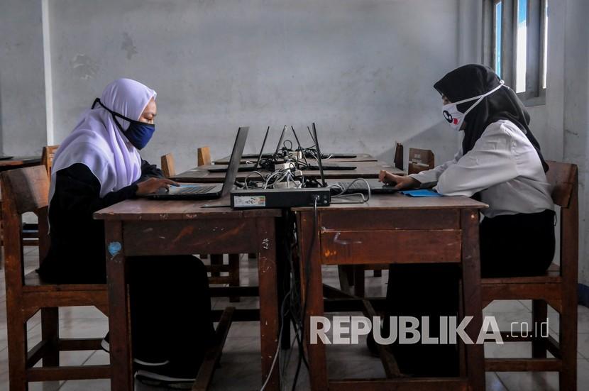 Dua siswi sekolah mengikuti Penilaian Akhir Semester (PAS) di Sekolah Menengah Kejuruan Bina Karya Mandiri 2, Bekasi. ilustrasi