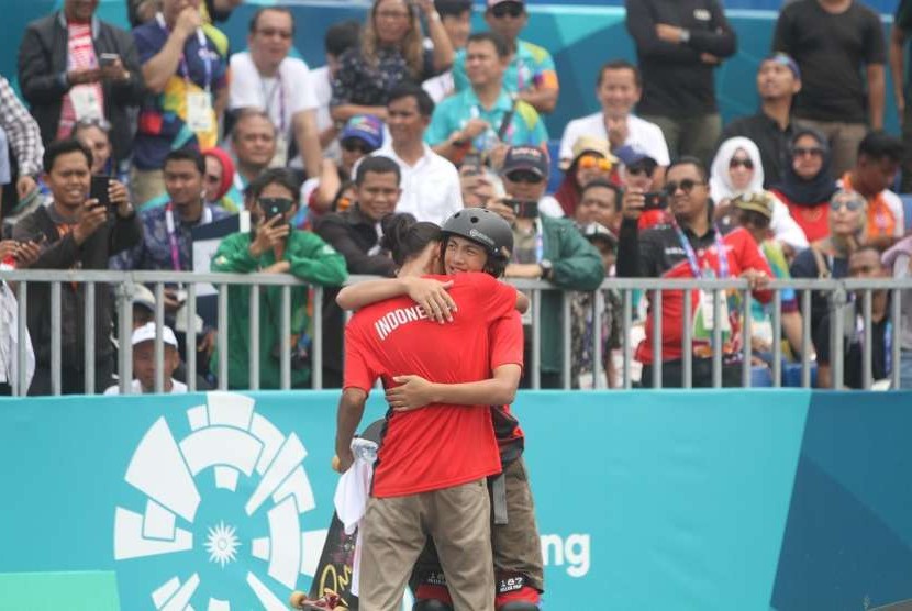 Dua skateboarder Indonesia Jason Dennis Lijnzaat dan Pevi Permana Putra (depan) berpelukan saat final taman putra Asian Games 2018 di arena roller sport Jakabaring, Palembang, Sumatera Selatan, Rabu (29/8). 