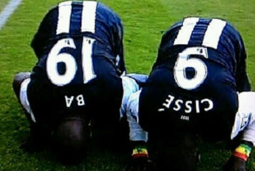 Dua striker Newcastle United, Papiss Cisse dan Demba Ba melakukan selebrasi sujud syukur usai mencetak gol. 