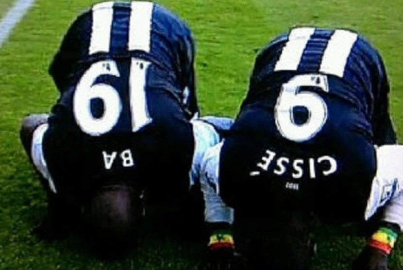 Dua striker Newcastle United, Papiss Cisse dan Demba Ba melakukan selebrasi sujud syukur usai mencetak gol.