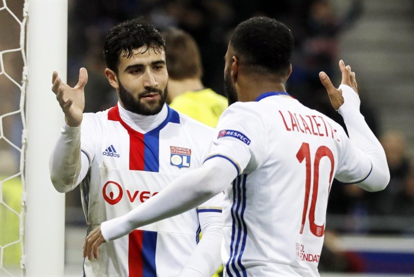 Dua striker Olympique Lyon, Nabil Fekir (kiri) dan Alexandre Lacazette.
