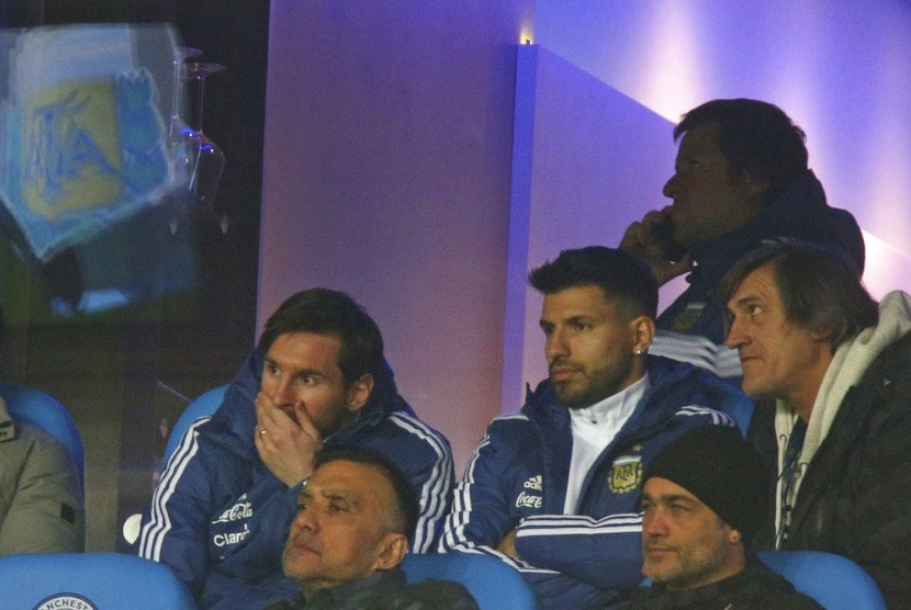 Dua striker timnas Argentina, Lioner Messi dan Sergio Aguero terlihat di tribun penonton menyaksikan laga Argentina lawan Italia pada laga persahabatan di Stadion Etihad, Manchester, Inggris, Sabtu (24/3).