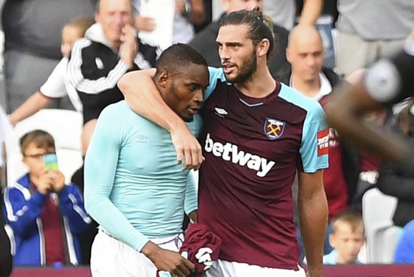 Dua striker West Ham, Diafra Sakho (kiri) dan Andy Carroll pada laga Liga Primer lawan Swansea City di Stadion London, Sabtu (30/9). Sakho mencetak satu-satunya gol pada laga ini.