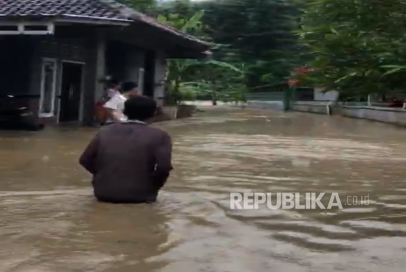 Dua sungai yang mengalir di wilayah Kabupaten Kuningan meluap setelah diguyur hujan dnegan intensitas sedang hingga lebat