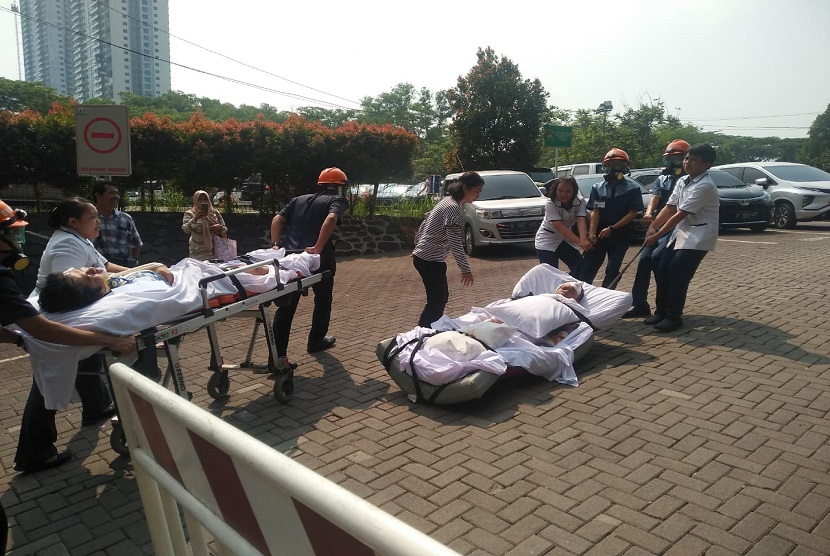 Dua tenda berukuran besar, yaitu 6 meter x 12 meter persegi didirikan tidak jauh dari lokasi Siloam Hospitals Lippo Village Gedung B (SHLV Gedung B) yang mengadakan pelatihan evakuasi pasien melalui simulasi kebakaran rumah sakit. 