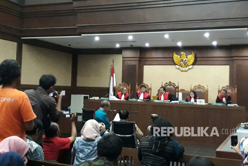 Dua terdakwa kasus dugaan tindak pidana korupsi KTP-elektronik,  mantan dirjen Kependudukan dan Pencatatan Sipil (Dukcapil) Kemendagri Irman dan mantan direktur Pengelolaan Informasi Administrasi Kependudukan (PIAK) Dukcapil Sugiharto menyampaikan nota pembelaannya (pledoi) pada Rabu (12/7) hari ini di Pengadilan Tindak Pidana Korupsi (Tipikor) Jakarta Pusat.