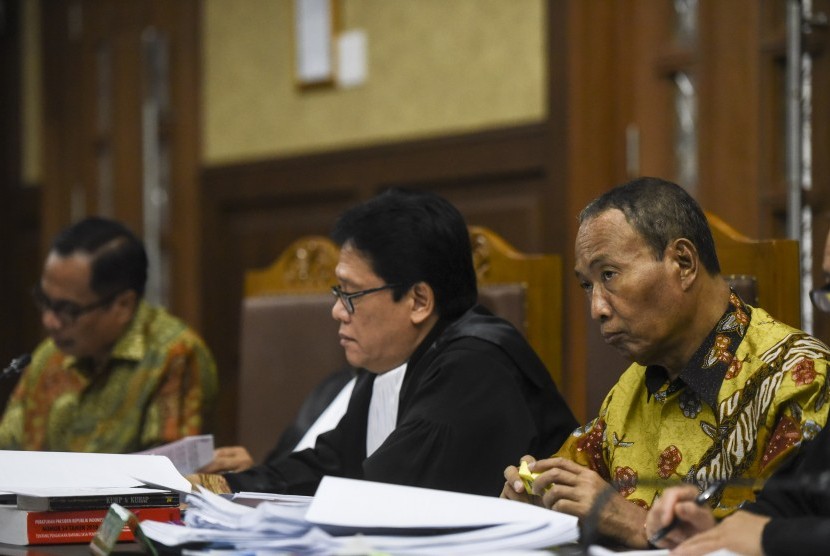 Dua terdakwa kasus korupsi KTP Elektronik Sugiharto (kanan) dan Irman (kiri) menjalani sidang lanjutan di Pengadilan Tipikor, Jakarta, Kamis (20/4). 