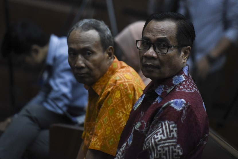 Dua terdakwa kasus korupsi pengadaan KTP Elektronik (e-KTP) Irman (kanan) dan Sugiharto bersiap menjalani sidang lanjutan di Pengadilan Tipikor Jakarta, Kamis (8/6). 