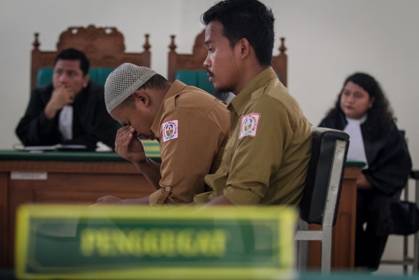 Dua terdakwa kasus penganiayaan Diksar Mapala UNISI UII Angga Septiawan (kiri) dan Wahyudi (kanan) saat menjalani sidang putusan atau vonis di Pengadilan Negeri Karanganyar, Jawa Tengah, Kamis (28/9). 