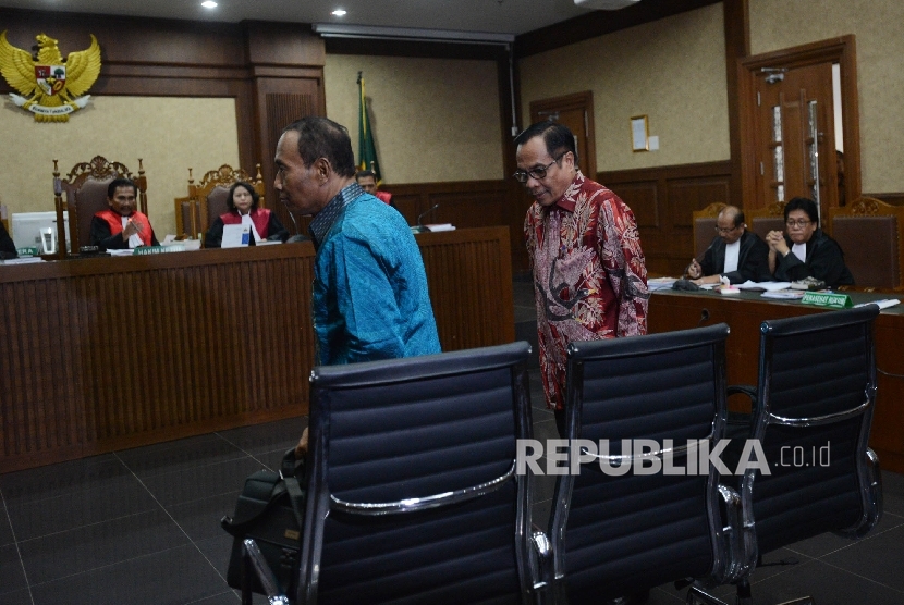  Dua terdakwa kasus tindak pidana korupsi pengadaan pekerjaan KTP elektronik (E-KTP) Sugiharto (kiri) dan Irman (kanan) menjalani sidang di Pengadilan Tipikor, Jakarta Pusat, Senin (27/3). 