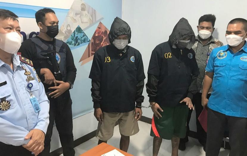 Dua tersangka jaringan peredaran narkoba jenis sabu- sabu, yang dikendalikan dari dalam Lapas Kelas II A Purwokerto, saat digelat ekspos pengungkapan kass peredran narkoba di kantor BNNP Jawa Tengah, di Semarang, Rabu (23/3).