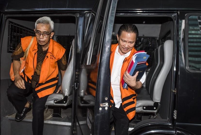 Dua tersangka kasus dugaan korupsi Badiklat Sorong, yaitu Bobby Reno Mamahit (kanan) dan Djoko Pramono (kiri), keluar mobil tahanan setibanya di gedung KPK, Jakarta, Rabu (16/3).