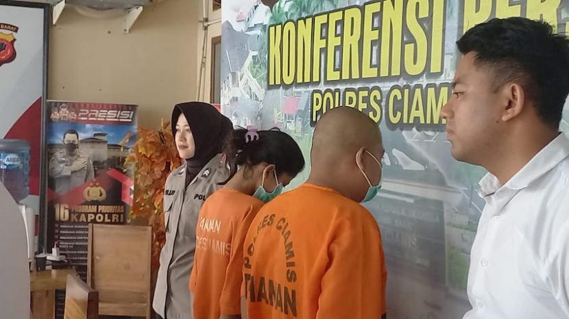 Dua tersangka kasus dugaan tindak pidana perdagangan orang (TPPO) modus prostitusi dengan korban anak di Kabupaten Ciamis, Jawa Barat, diperlihatkan di Markas Polres Ciamis, Rabu (14/6/2023).   