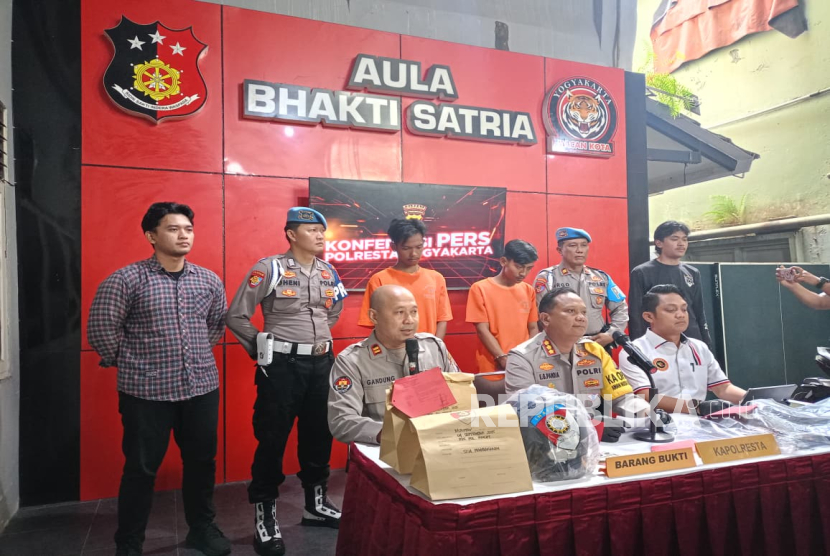 Dua tersangka kasus pelemparan molotov diperlihatkan saat konferensi pers di Mapolresta Yogyakarta, Kamis (11/9/2025). Aksi mereka sempat menyasar enam pos polisi dalam waktu kurang dari satu jam.  