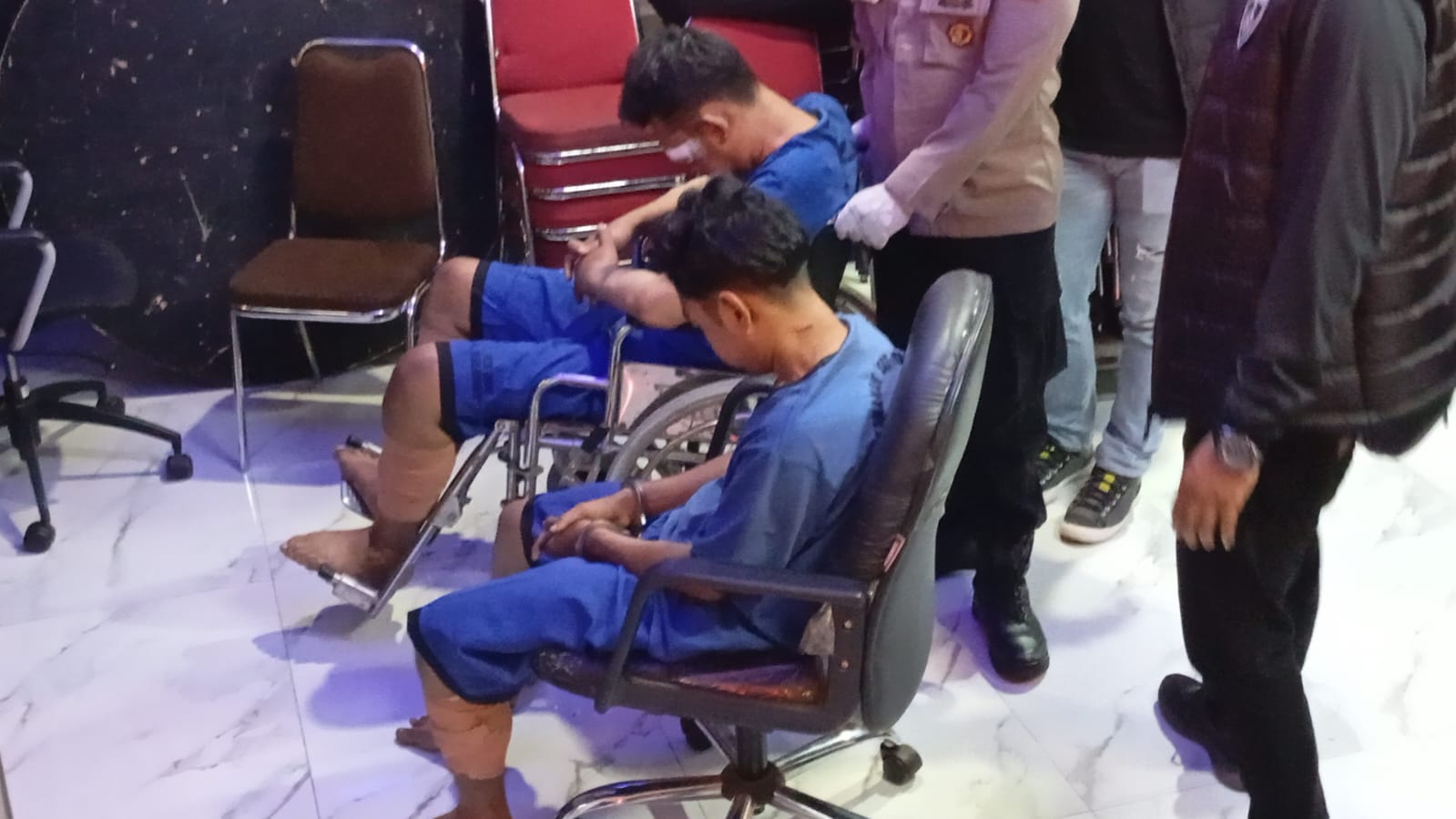 Dua tersangka pelaku pembunuhan satu keluarga di Indramayu dihadirkan Polda Jabar, Selasa (9/9/2025).