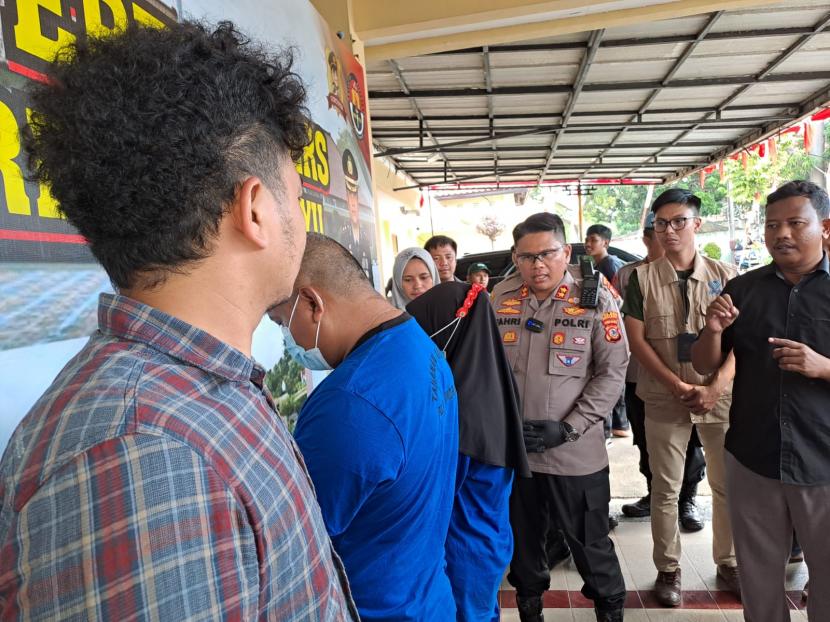 Dua tersangka TPPO yang berhasil ditangkap Polres Indramayu dihadirkan di Mapolres Indramayu, Jumat (16/6/2023).