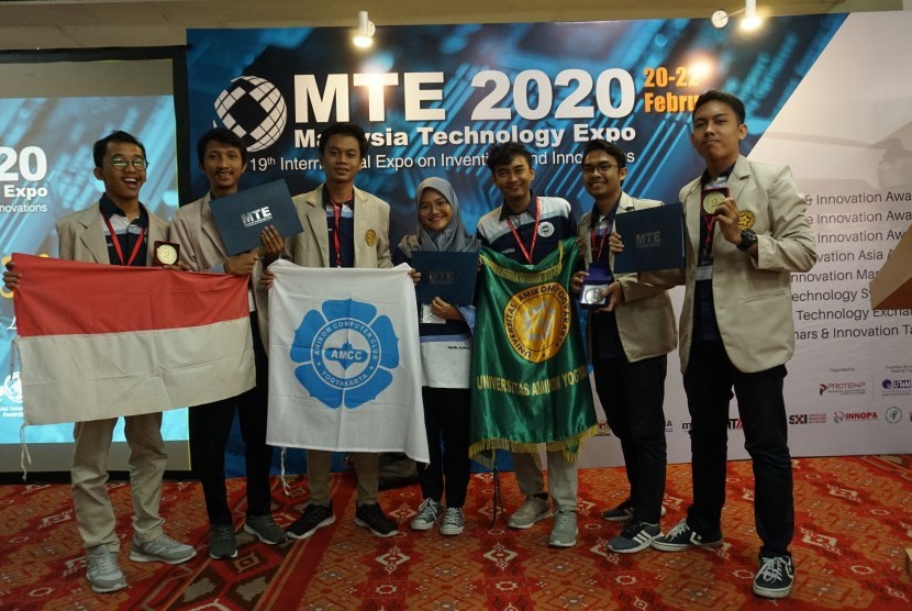 Dua Tim AMCC usai meraih dua medali emas di Asian Youth Innovation Award di Putra World Trade Center Malaysia. 