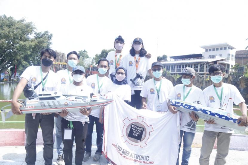 Dua tim Mekatronic Universitas Muhammadiyah Malang (UMM) berhasil memborong berbagai kejuaraan dalam perhelatan Kontes Kapal Cepat Tak Berawak Nasional (KKCTBN) 2021.